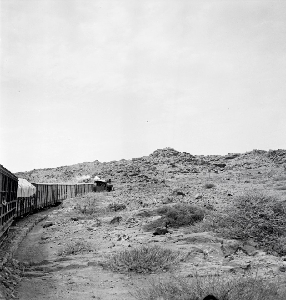 ETH-BIB-Zug in karger Landschaft-Abessinienflug 1934-LBS MH02-22-0812