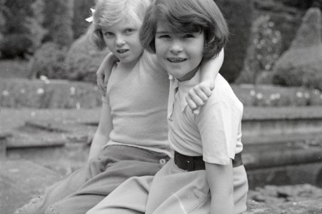ETH-BIB-Zwei Mädchen im Garten des Landgutes Cherkley Court, Leatherhead-Weitere-LBS MH02-47-0025
