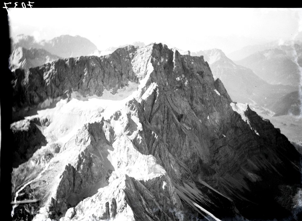 ETH-BIB-Zugspitze mit Höllental, Anflug von Nordosten-Inlandflüge-LBS MH01-007037
