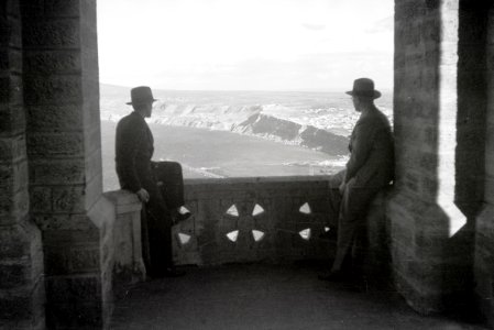 ETH-BIB-Zwei Männer auf einem Balkon mit Sicht auf Oran-Nordafrikaflug 1932-LBS MH02-13-0149