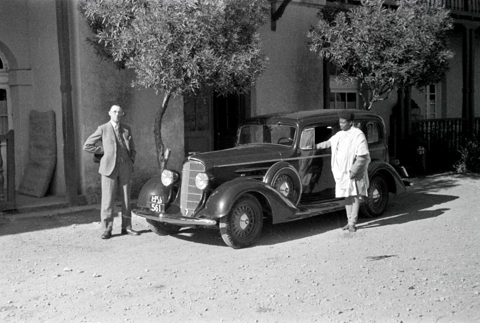 ETH-BIB-Zwei Männer neben einem Auto-Abessinienflug 1934-LBS MH02-22-0959