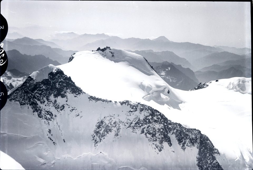 ETH-BIB-Zumsteinspitze, Signalkuppe v. N. W. aus 4900 m-Inlandflüge-LBS MH01-006202