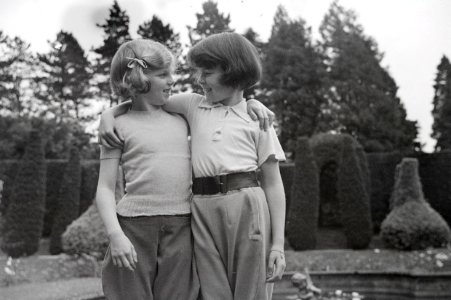 ETH-BIB-Zwei Mädchen im Garten des Landgutes Cherkley Court, Leatherhead-Weitere-LBS MH02-47-0020
