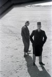 ETH-BIB-Zwei Männer auf Sandpiste-Abessinienflug 1934-LBS MH02-22-0909