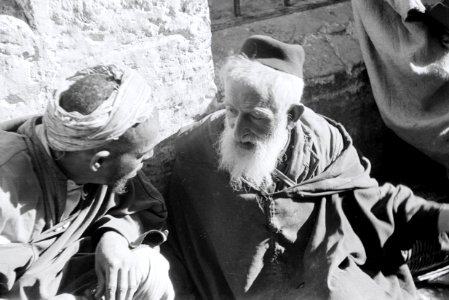 ETH-BIB-Zwei Männer in Fès-Nordafrikaflug 1932-LBS MH02-13-0386