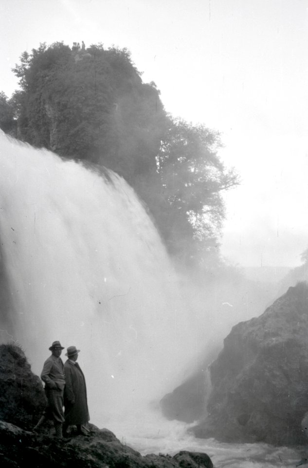 ETH-BIB-Zwei Männer vor Wasserfall bei Jajce, Bosnien-Weitere-LBS MH02-48-0077