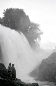 ETH-BIB-Zwei Männer vor Wasserfall bei Jajce, Bosnien-Weitere-LBS MH02-48-0077