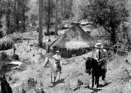 ETH-BIB-Zwei von Mittelholzers Reisebegleiter reiten durch Abessinisches Dorf-Abessinienflug 1934-LBS MH02-22-0507