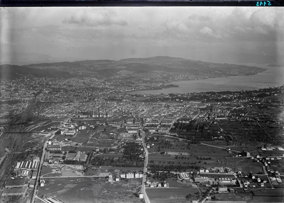 ETH-BIB-Zürich mit See v. W. aus 300 m-Inlandflüge-LBS MH01-005113