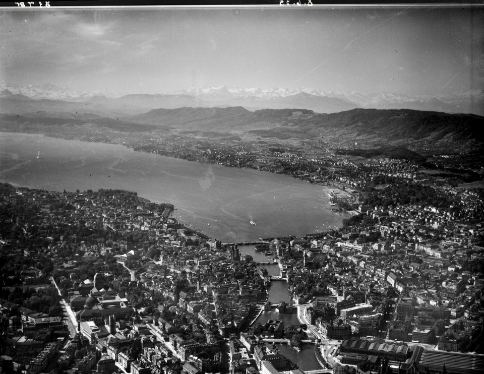 ETH-BIB-Zürich mit See, Hochschulquartier, Hauptbahnhof, Albiskette-Inlandflüge-LBS MH01-008144