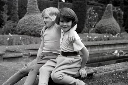 ETH-BIB-Zwei Mädchen im Garten des Landgutes Cherkley Court, Leatherhead-Weitere-LBS MH02-47-0023