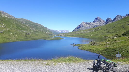 Mountain bike bergsee angler photo