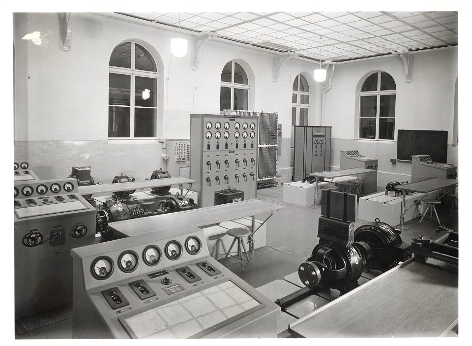 ETH-BIB-Zürich, ETH Zürich, Altes Physikgebäude, Nordhof, Labor mit kleinen Maschinen-Ans 02372