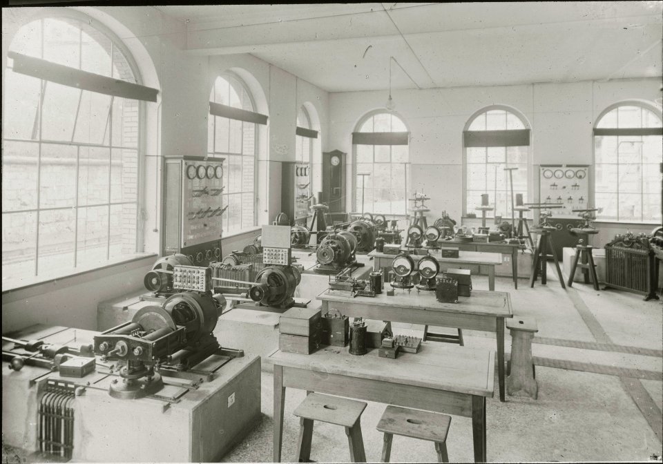 ETH-BIB-Zürich, ETH Zürich, Altes Physikgebäude, Südhof, Maschinensaal des Institutes für Elektrotechnik (PH 24b)-Dia 260-017