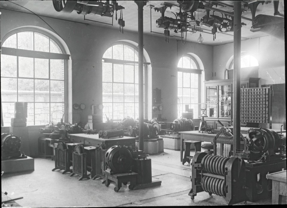 ETH-BIB-Zürich, ETH Zürich, Altes Physikgebäude, Südhof, Maschinensaal des Institutes für Elektrotechnik (PH 26b)-Dia 260-021