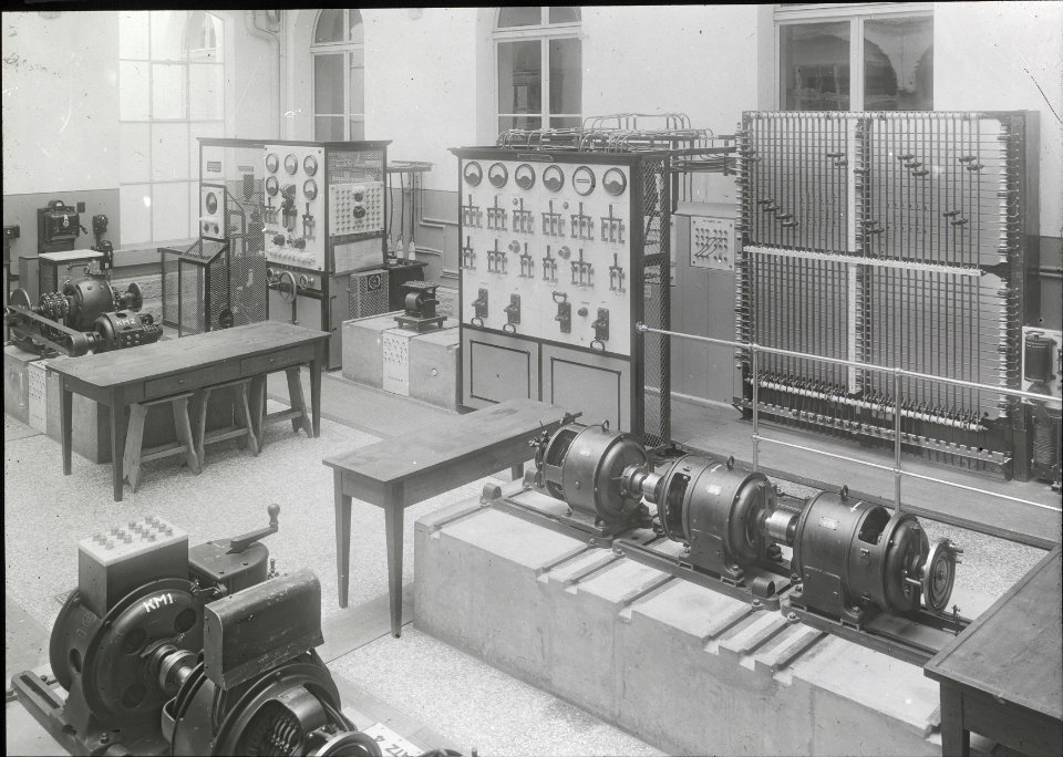 ETH-BIB-Zürich, ETH Zürich, Altes Physikgebäude, Südhof, Maschinensaal des Institutes für Elektrotechnik (PH 29b)-Dia 260-028