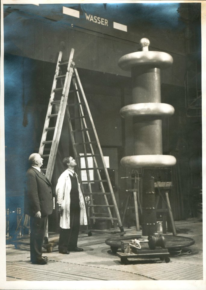 ETH-BIB-Zürich, ETH Zürich, Altes Physikgebäude, Hochspannungswiderstand im Bau-Portrait-Portr 11495-02-002-AL