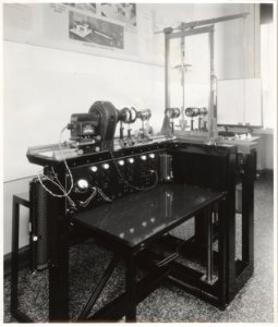 ETH-BIB-Zürich, ETH Zürich, Altes Physikgebäude, Institut für Hochfrequenztechnik, Photoelastisches Labor, Optische Apparatur für die so genannte flächenhafte Methode-Ans 04097