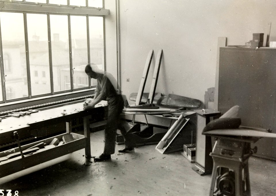 ETH-BIB-Zürich, ETH Zürich, Maschinenlaboratorium (ML), Institut für Aerodynamik, Schreinerwerkstatt-Ans 06436-08