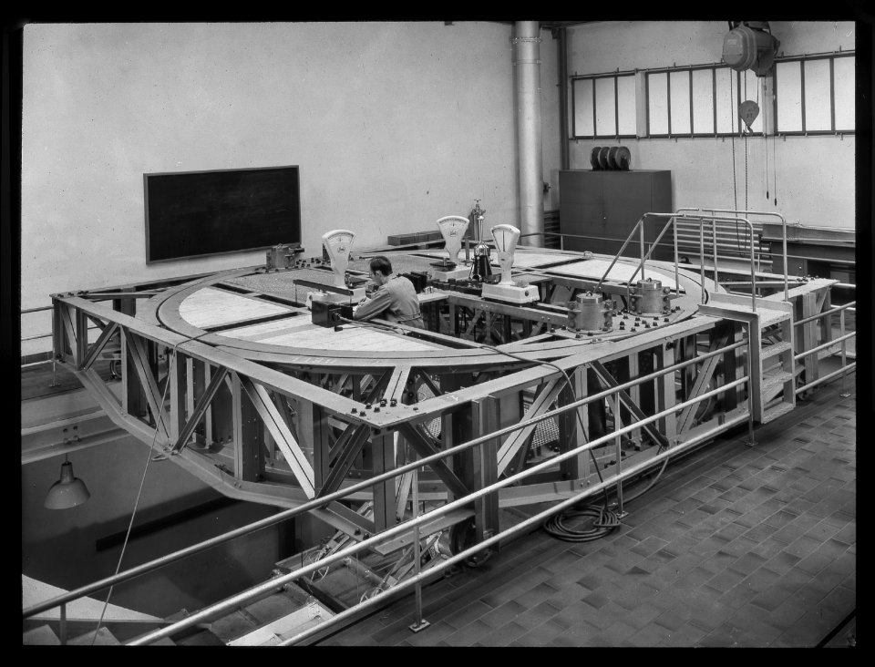 ETH-BIB-Zürich, ETH Zürich, Maschinenlaboratorium (ML), Institut für Aerodynamik, Windkanal, Drehscheibe mit Waagen für Dreikomponentenmessung (Auftrieb, Widerstand, Moment in Queraxe)-Dia 240-091