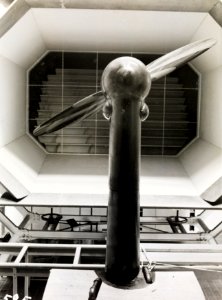 ETH-BIB-Zürich, ETH Zürich, Maschinenlaboratorium (ML), Institut für Aerodynamik, Windkanal, Original-Holzpropeller eines Leichtflugzeugs, auf Pendelstütze im offenen Luftstrom-Ans 06437-03