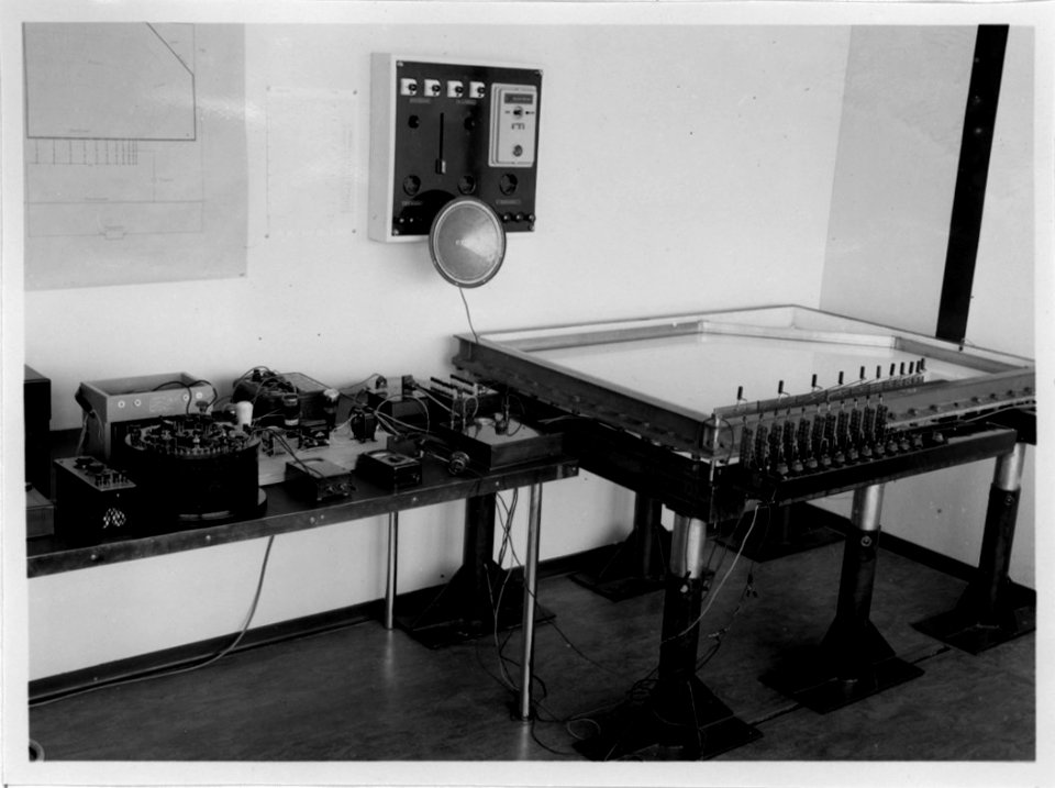 ETH-BIB-Zürich, ETH Zürich, Maschinenlaboratorium (ML), Institut für Aerodynamik, elektrolytischer Tank für Potentialmessungen-Ans 06436-06