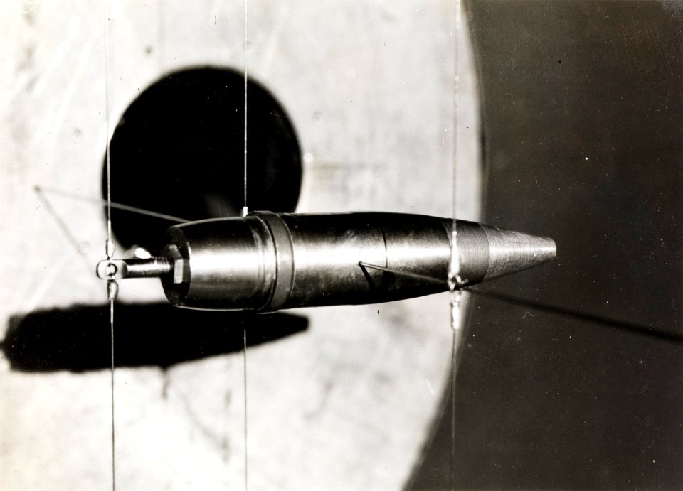 ETH-BIB-Zürich, ETH Zürich, Maschinenlaboratorium (ML), Institut für Aerodynamik, Ueberschallwindkanal, Spitzgeschoss in der Messstrecke-Ans 06437-06