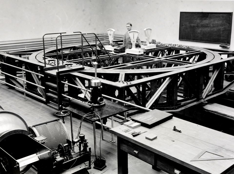ETH-BIB-Zürich, ETH Zürich, Maschinenlaboratorium (ML), Institut für Aerodynamik, Windkanal, Drehscheibe mit Waagen für Dreikomponentenmessung (Auftrieb, Widerstand, Moment in Queraxe)-Ans 06437-08