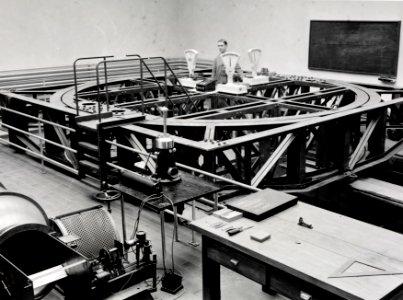 ETH-BIB-Zürich, ETH Zürich, Maschinenlaboratorium (ML), Institut für Aerodynamik, Windkanal, Drehscheibe mit Waagen für Dreikomponentenmessung (Auftrieb, Widerstand, Moment in Queraxe)-Ans 06437-08