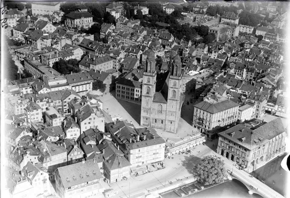 ETH-BIB-Zürich, Grossmünster aus 600 m-Inlandflüge-LBS MH01-002927