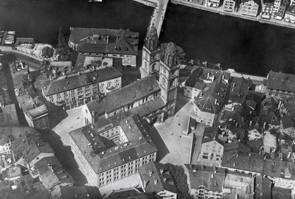ETH-BIB-Zürich, Grossmünster aus 150 m-Inlandflüge-LBS MH01-005445