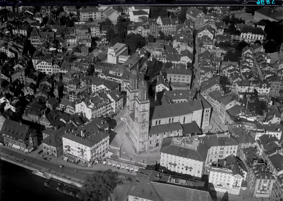ETH-BIB-Zürich, Grossmünster v. S. W. aus 200 m-Inlandflüge-LBS MH01-005896