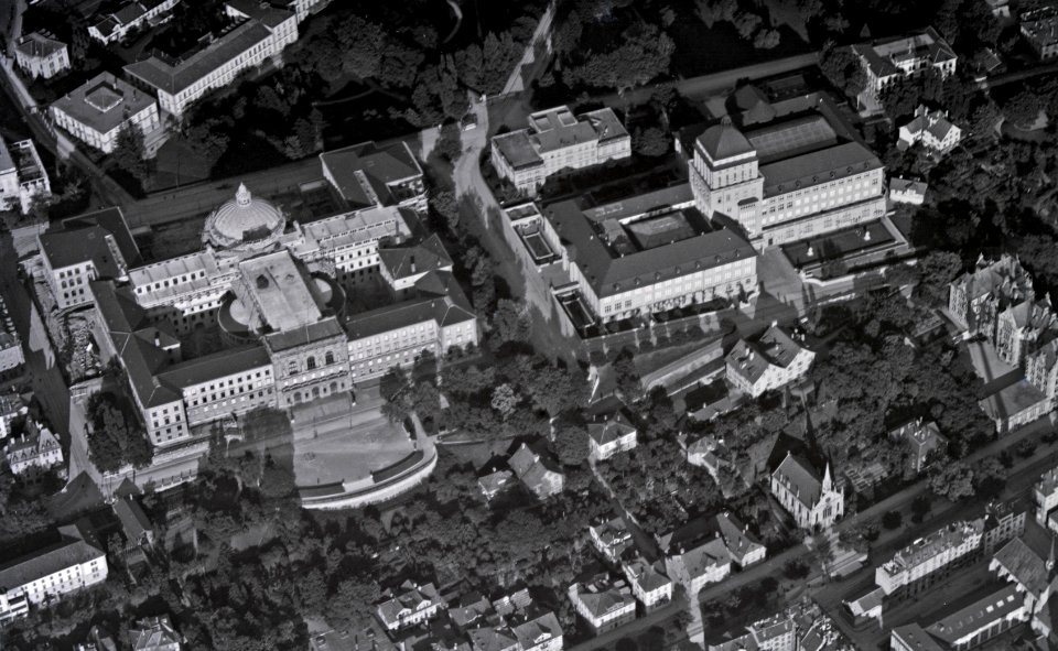 ETH-BIB-Zürich, Universität, ETH Zürich, Hirschengraben, Predigerkirche aus 600 m-Inlandflüge-LBS MH01-001131