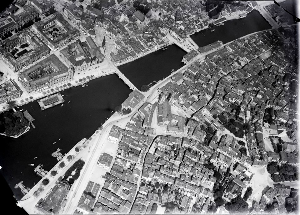 ETH-BIB-Zürich, Grossmünster, Limmat, Gemüsebrücke aus 600 m-Inlandflüge-LBS MH01-000229