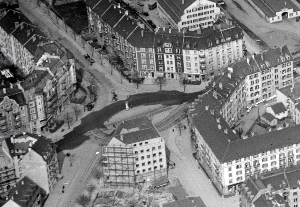 ETH-BIB-Zürich, Quartier Zypressenstrasse, Albisriederplatz, Aemtlerstrasse, Friedhof v. W. aus 300 m-Inlandflüge-LBS MH01-005972 (cropped)