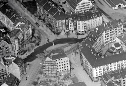 ETH-BIB-Zürich, Quartier Zypressenstrasse, Albisriederplatz, Aemtlerstrasse, Friedhof v. W. aus 300 m-Inlandflüge-LBS MH01-005972 (cropped)
