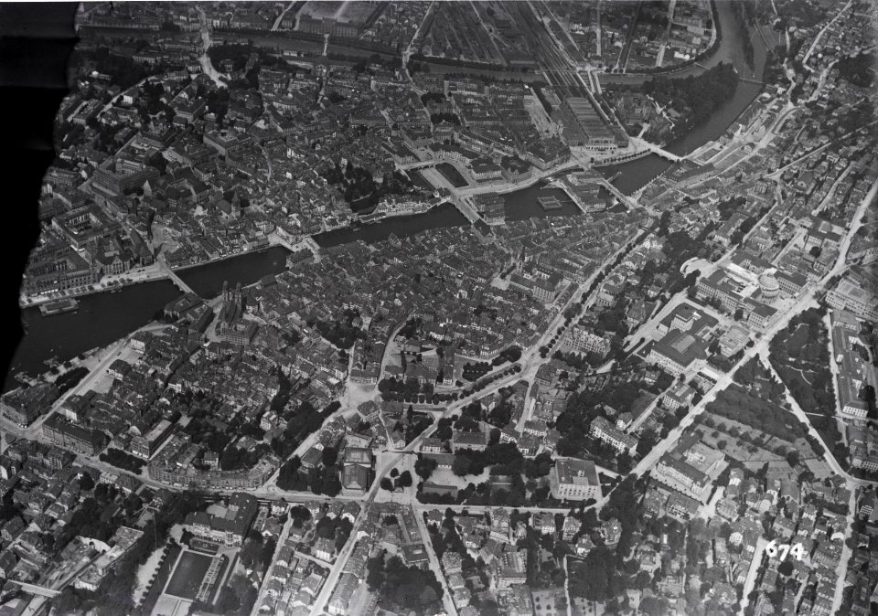ETH-BIB-Zürich-Altstadt, Limmat v. S. O. aus 900 m-Inlandflüge-LBS MH01-000674