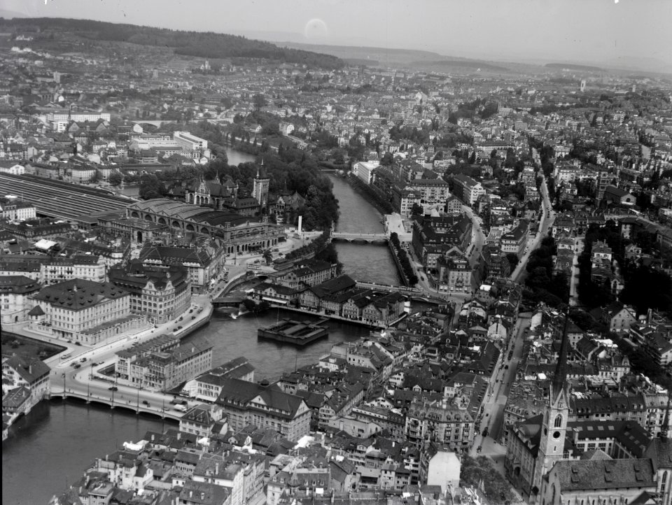 ETH-BIB-Zürich-Altstadt, Predigerkirche, Central, Uraniabrücke, Landesmuseum, Hauptbahnhof-Inlandflüge-LBS MH01-007160