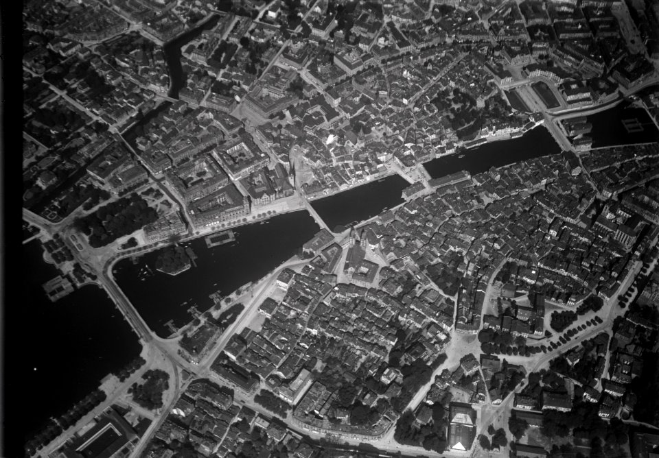 ETH-BIB-Zürich-Altstadt, Limmat aus 1000 m-Inlandflüge-LBS MH01-000458