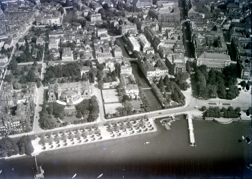 ETH-BIB-Zürich, Tonhalle, Bürkliplatz, Alpenquai v. S. aus 150 m-Inlandflüge-LBS MH01-005944