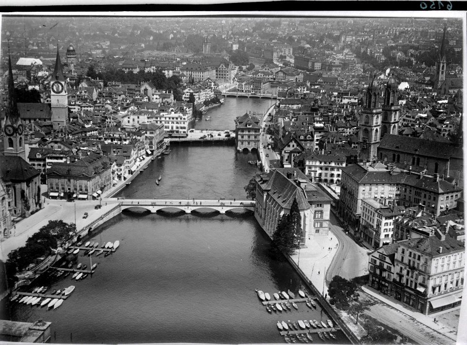 ETH-BIB-Zürich-Altstadt, Fraumünster, Grossmünster, Limmat, Helmhaus v. S. aus 100 m-Inlandflüge-LBS MH01-006150