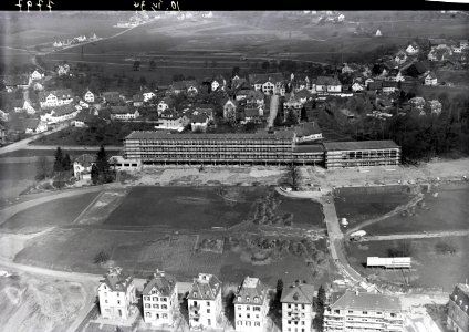 ETH-BIB-Zürich-Seebach, Schulhaus aus 100 m-Inlandflüge-LBS MH01-007797