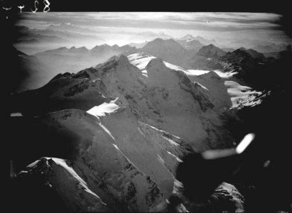 ETH-BIB-Äbeni Flue, Mittaghorn, Lauterbrunner Breithorn, Tschingelhorn, Balmhorn, Aufnahme Richtung Südwesten-Inlandflüge-LBS MH01-008244