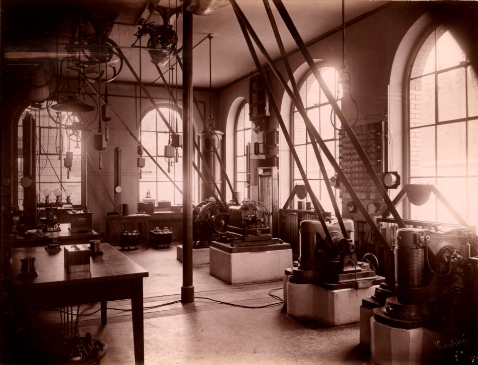 ETH-BIB-Zürich. ETH Zürich, Altes Physikgebäude, Maschinenraum-Ans 05437-004-AL-FL