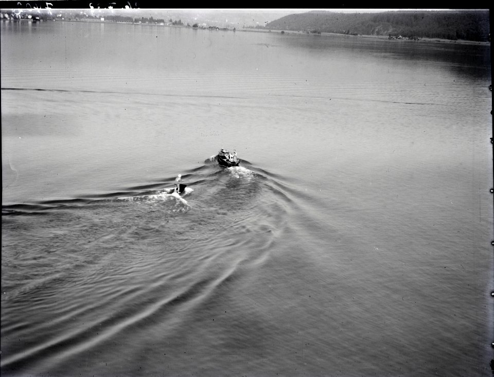 ETH-BIB-Zürichsee mit Wasserskifahrer-Inlandflüge-LBS MH01-007402