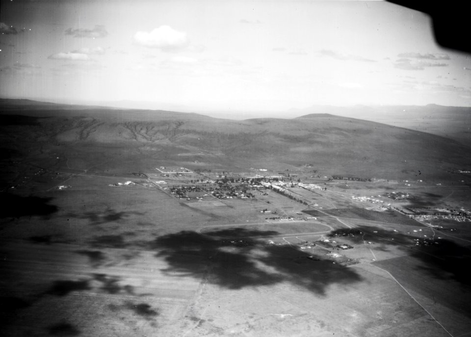 ETH-BIB-Über Nakuru erhebt sich der erloschene Krater des Menengai-Kilimanjaroflug 1929-30-LBS MH02-07-0524