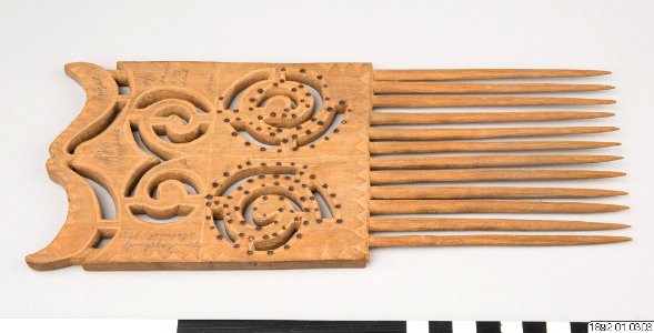 Etnografiska Museet - Kam (1892.01.0303)