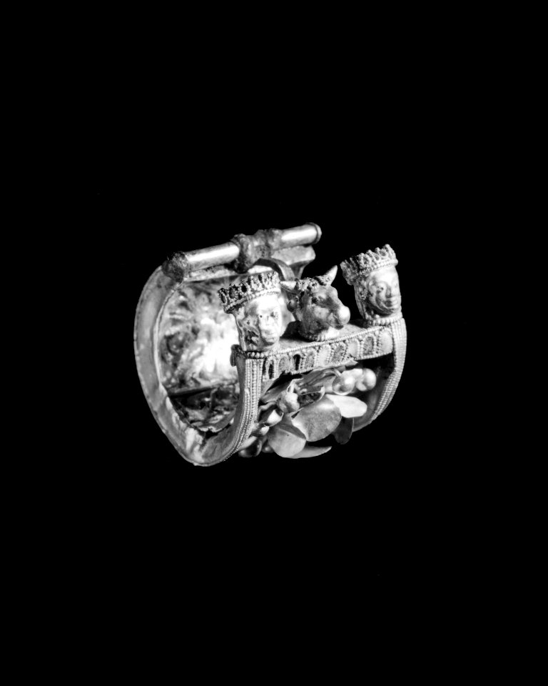 Etruscan - Baule Shaped Earring with Human and Bull Heads - Walters 57411