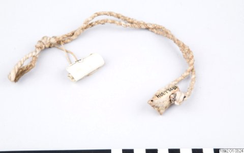 Etnografiska Museet - Amulett, armband, dräkt (1892.01.0324)