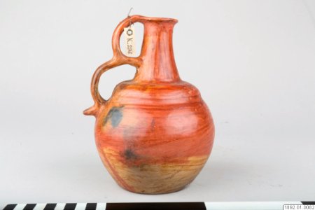 Etnografiska Museet - Lerkärl av brunt gods med täckande mera rödbrunt färglager upptill (1892.01.0082)